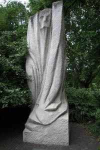 Skulptur vor Schauspielhaus